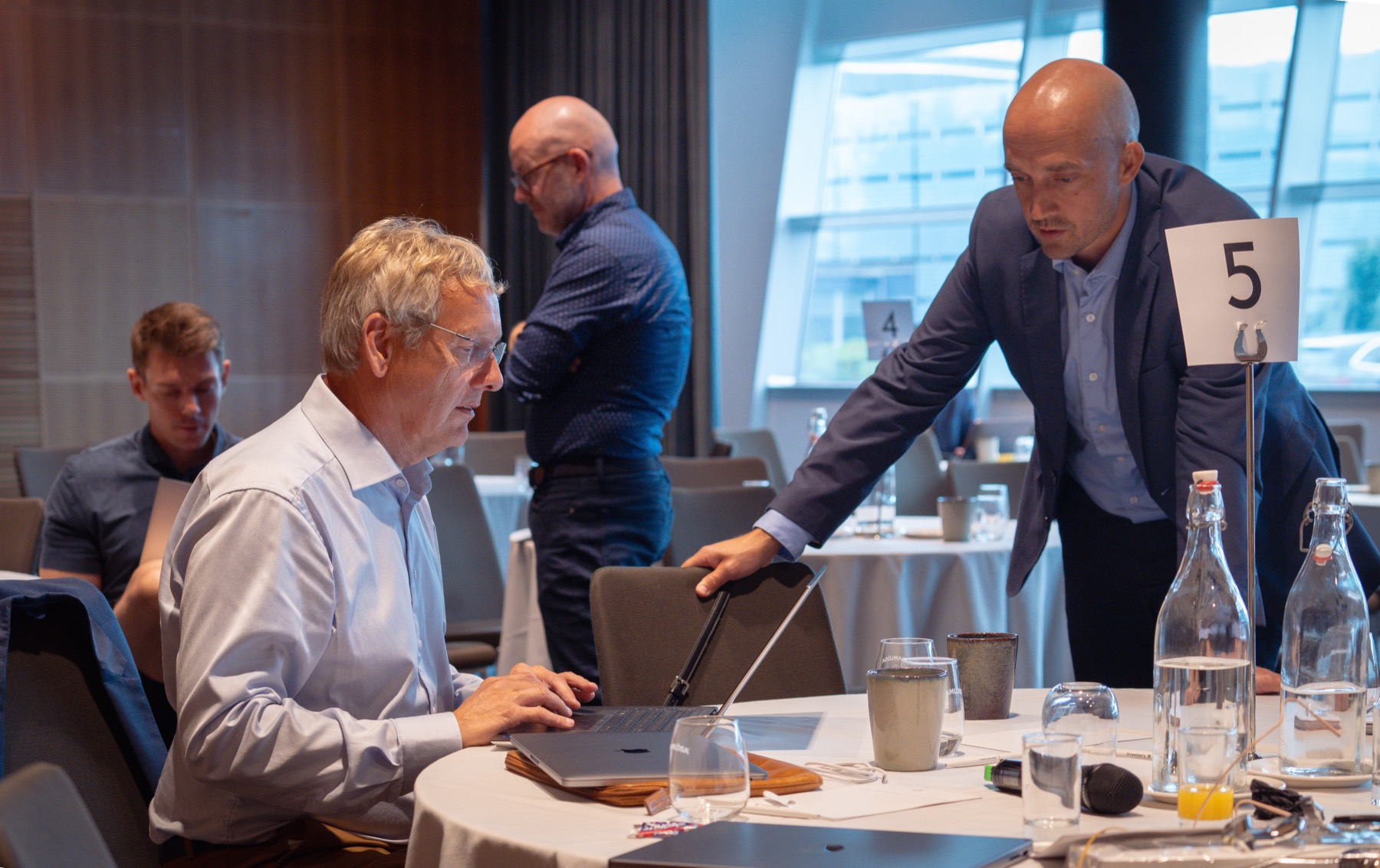 Medarbejdere hos Nobly arbejder sammen om compliance og dokumentation